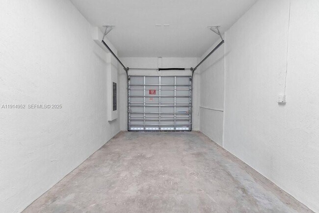 Building Photo - 2558 SE 27th Dr