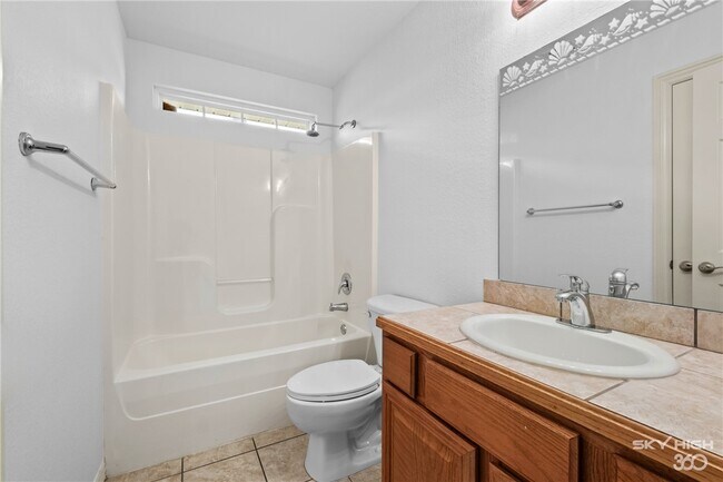 Building Photo - 1002 Applewood Cir