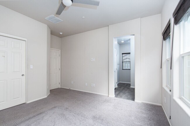 Building Photo - Newer three bedroom unit in gated communit...