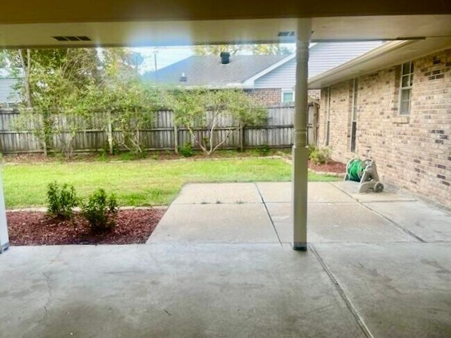 Building Photo - Spacious & Updated 3BR in Brookhollow – Fully Equipped