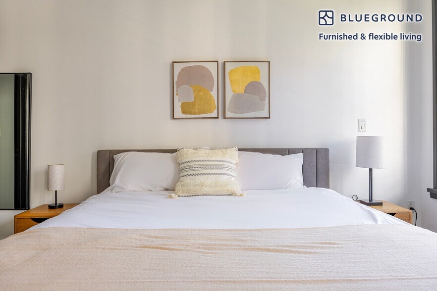 Building Photo - 810 S Spring St