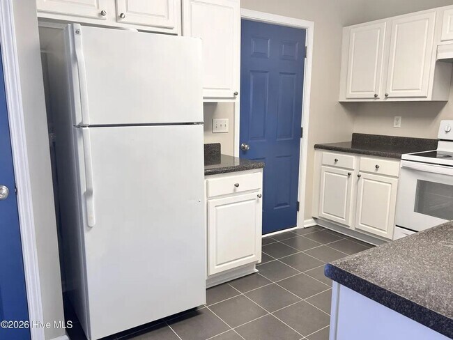 Building Photo - 3 Bedroom & 2.5 Bathroom Townhouse