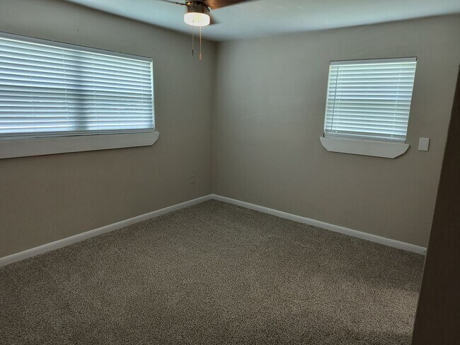 Building Photo - GORGEOUS REMODELED 3 BEDROOM 2 BATH