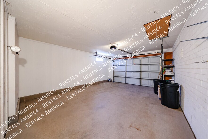 Building Photo - 9939 W Alabama Ave
