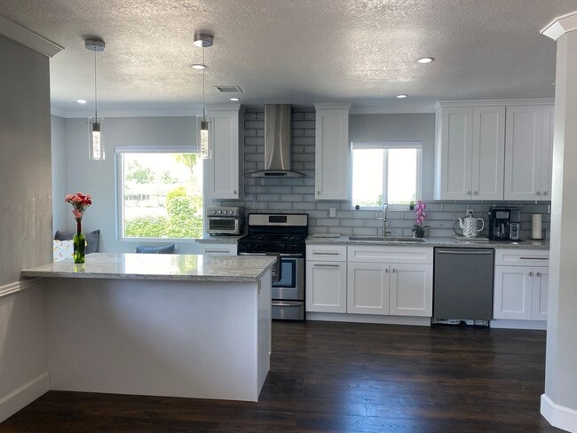 Building Photo - Remodeled 3 bed, 3 bath home on East end of Simi Valley