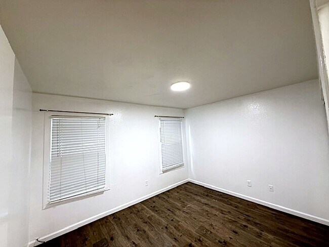 Building Photo - 1800