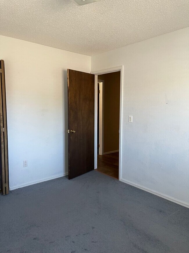 Building Photo - 3 bedroom 1.5 bath with a Large Detached Garage