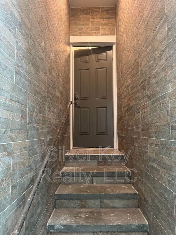 Building Photo - 2113 W Madison Ave