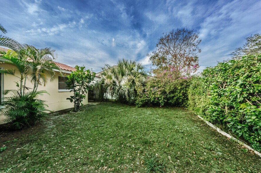 Building Photo - 245 Bel Forest Dr