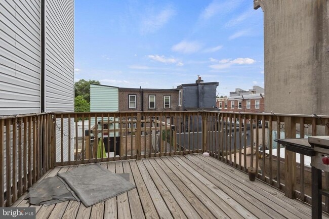 Building Photo - 530 E Girard Ave