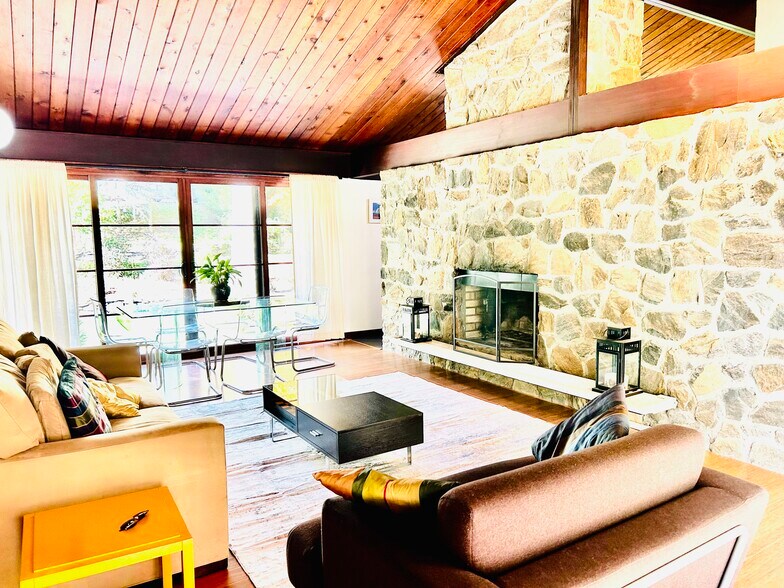 Dining area / living area - 16 Park Hill Ter