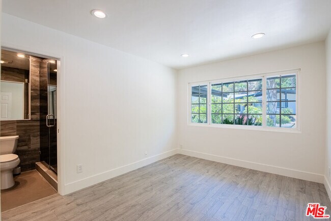 Building Photo - 3650 Sapphire Dr