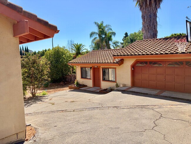 Building Photo - 1527 Calavo Rd