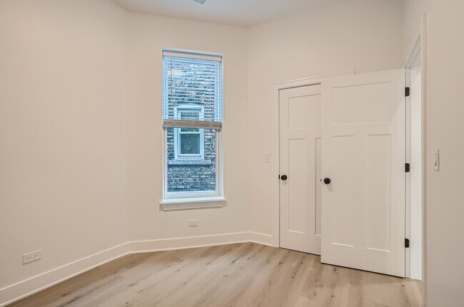 Building Photo - 3509 N Sheffield Ave