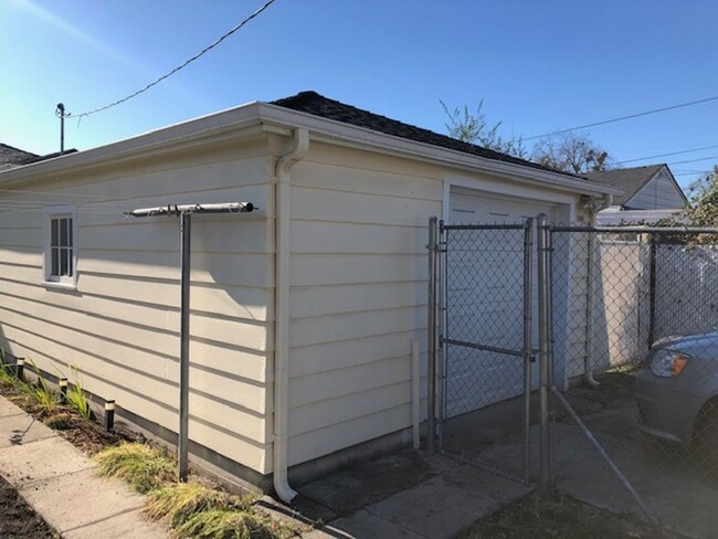 Building Photo - SINGLE LEVEL, 3 BEDROOM HOME WITH DETACHED...