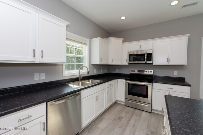 Building Photo - 608 Feather Ct
