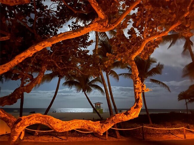 Building Photo - 400 N Riverside Dr