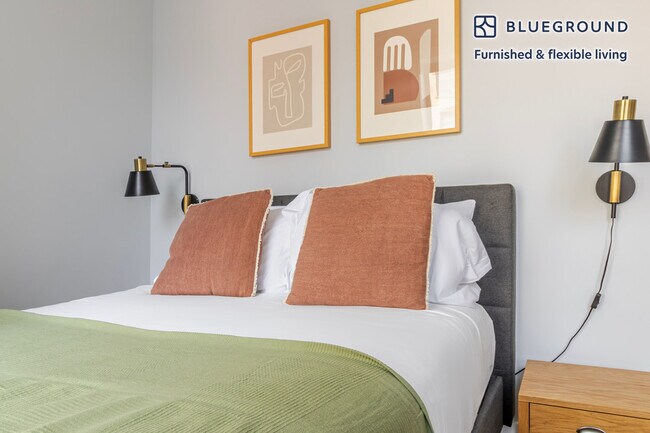 Building Photo - 161 W 54th St