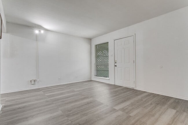 Building Photo - 528-S