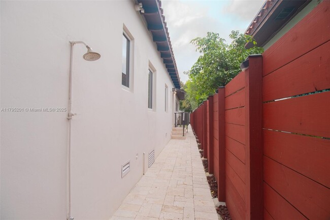 Building Photo - 3722 Royal Palm Ave