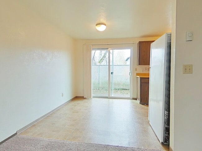 Building Photo - 2 Bedroom Townhouse ~ South Corvallis