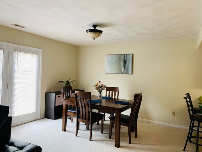 Building Photo - *Price Reduced* 2 Bedroom 2.5 Bath Townhou...