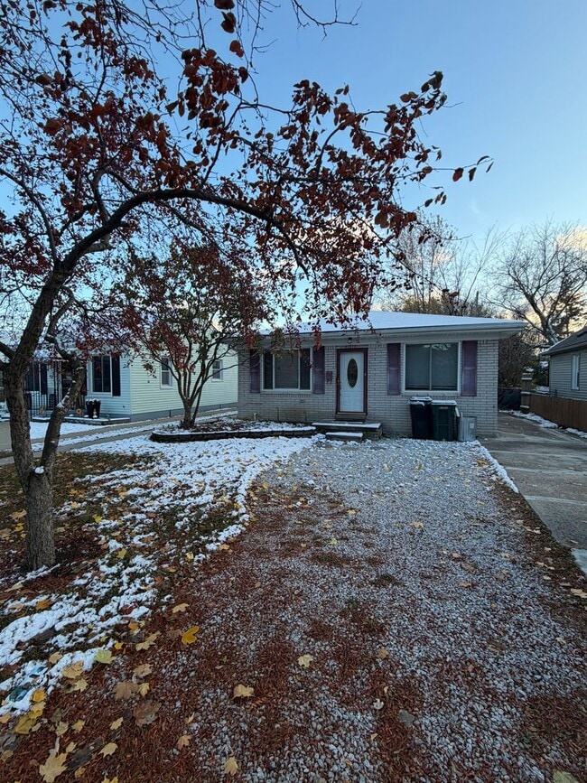 Building Photo - Charming Home in St. Clair Shores - PHOTOS COMING SOON