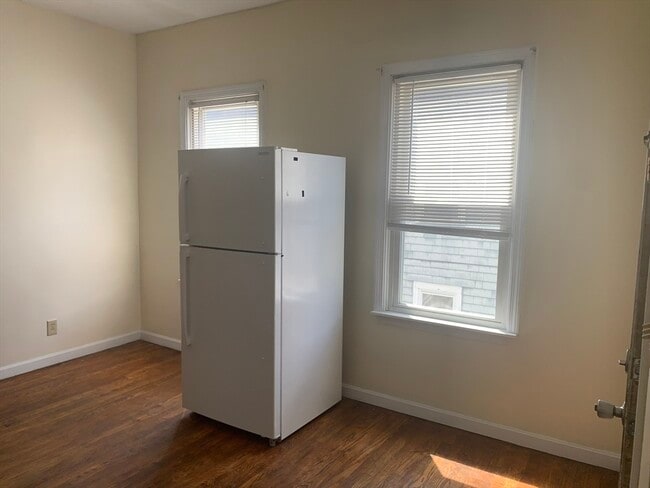 Building Photo - 549 4th St