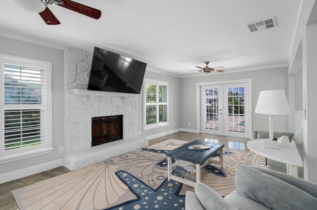 Building Photo - 121 Queen Eugenia Ct