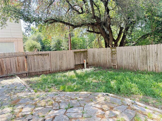 Building Photo - 8111 Broken Branch Dr