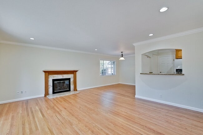 Building Photo - Charming & Refreshed Well-Maintained 4 Bed...
