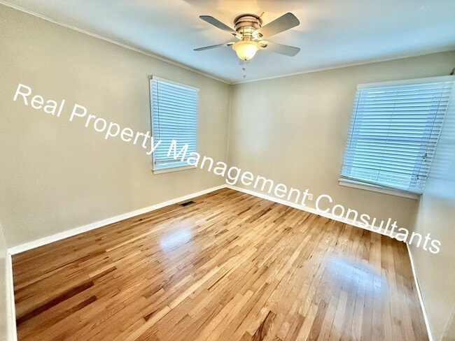 Building Photo - 3-Bedroom Home Near Downtown Overland Park!