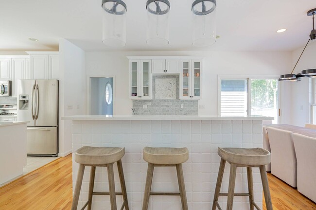 Building Photo - 528 Wainscott NW Rd