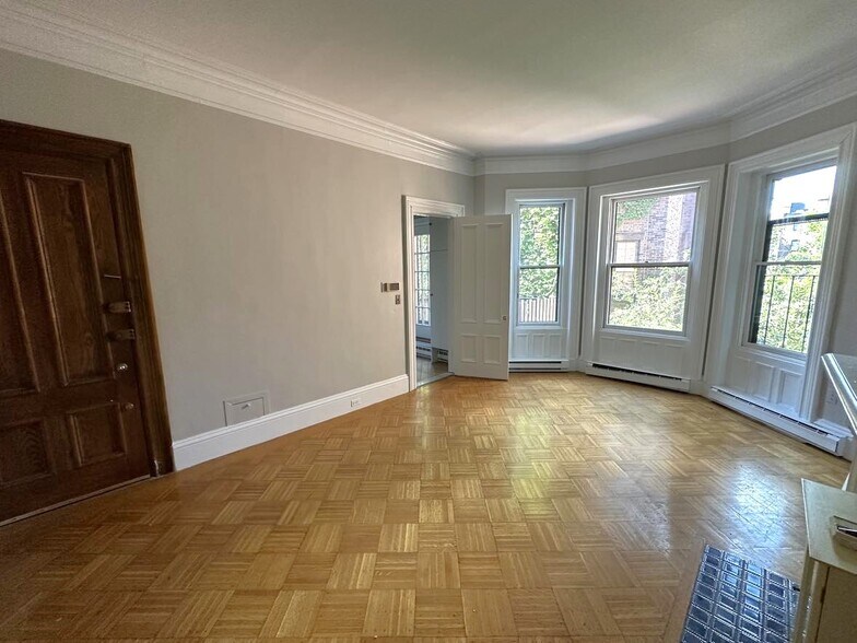 Building Photo - 32 Gloucester St