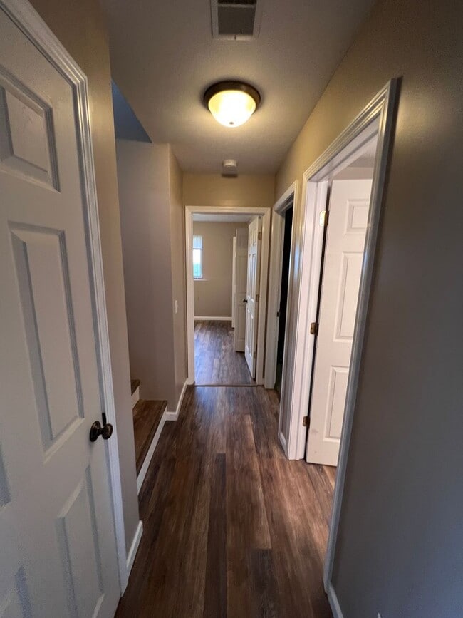 Building Photo - Spacious Split-Level Retreat Just Minutes ...