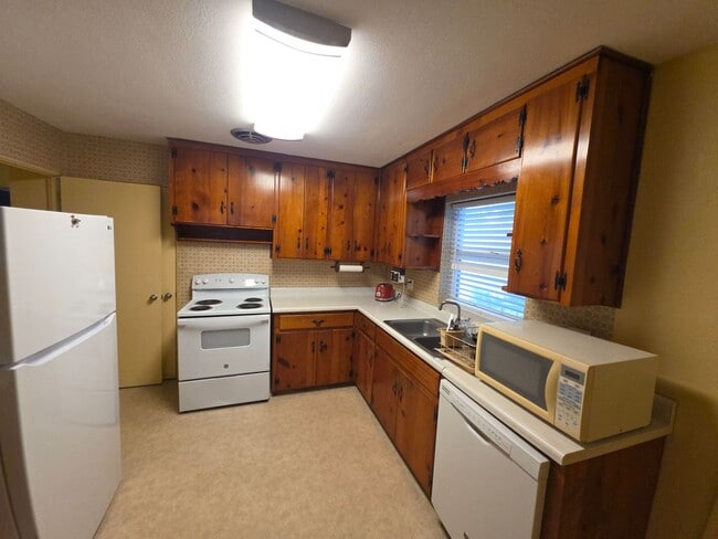 Building Photo - College Park 3 Bed