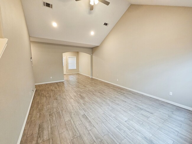 Building Photo - Beautiful 3 Bed/2.5 Bath Townhome in Chaff...