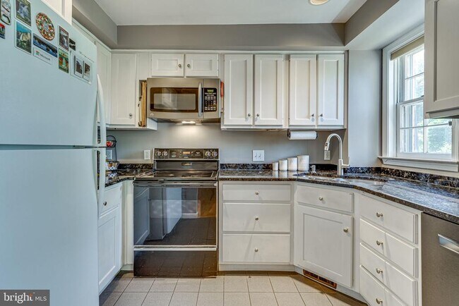 Building Photo - 912 Green St