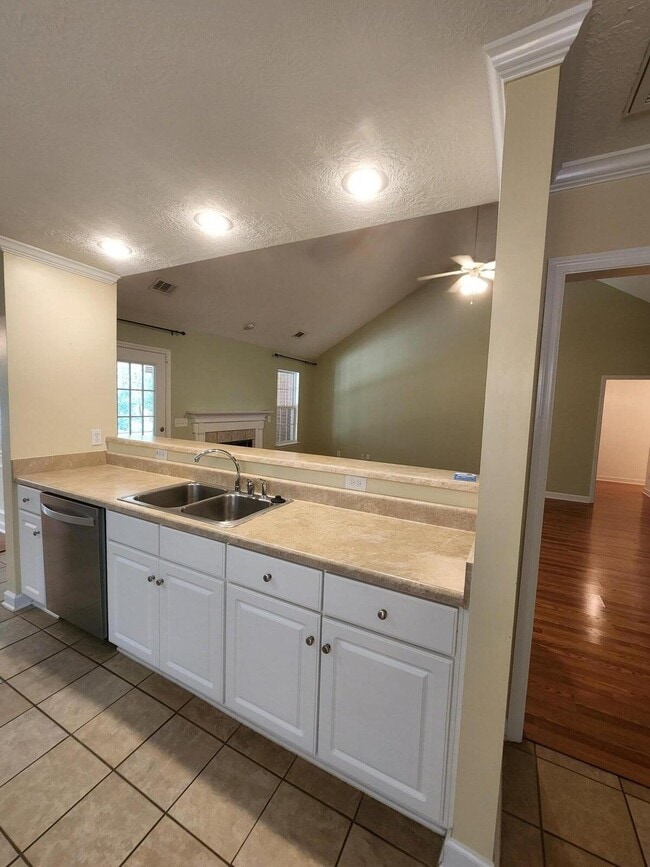 Building Photo - 241 Bainbridge Dr
