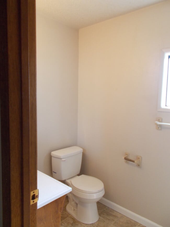 Building Photo - 2 Bedroom, 1 Bath house with a Huge Backyard!