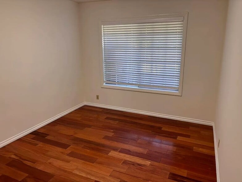 Building Photo - 848 E Northridge Ave