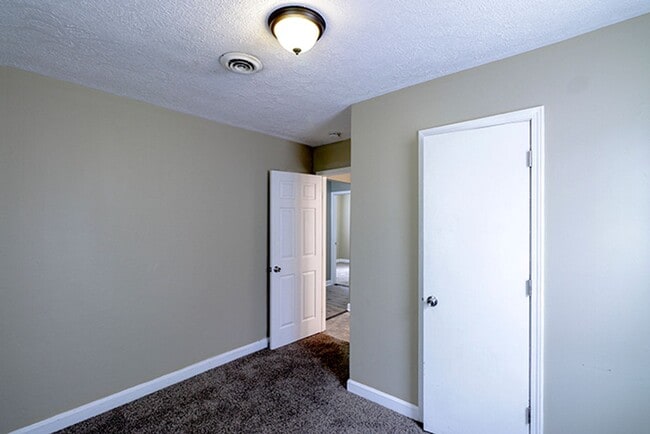 Building Photo - Newly Renovated 2 Bedroom Ranch