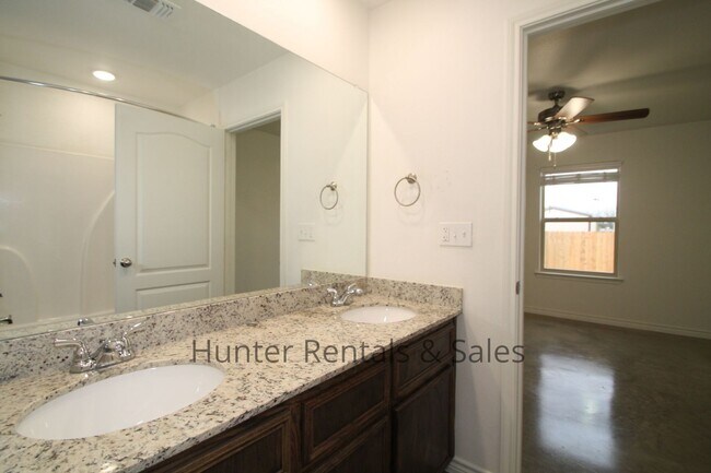 Building Photo - North Killeen 3-Bed Duplex with Modern Tou...