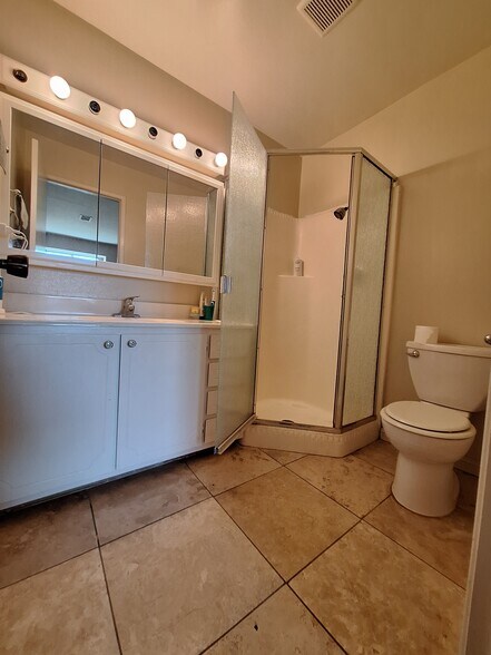 Building Photo - 5042 Glide Dr
