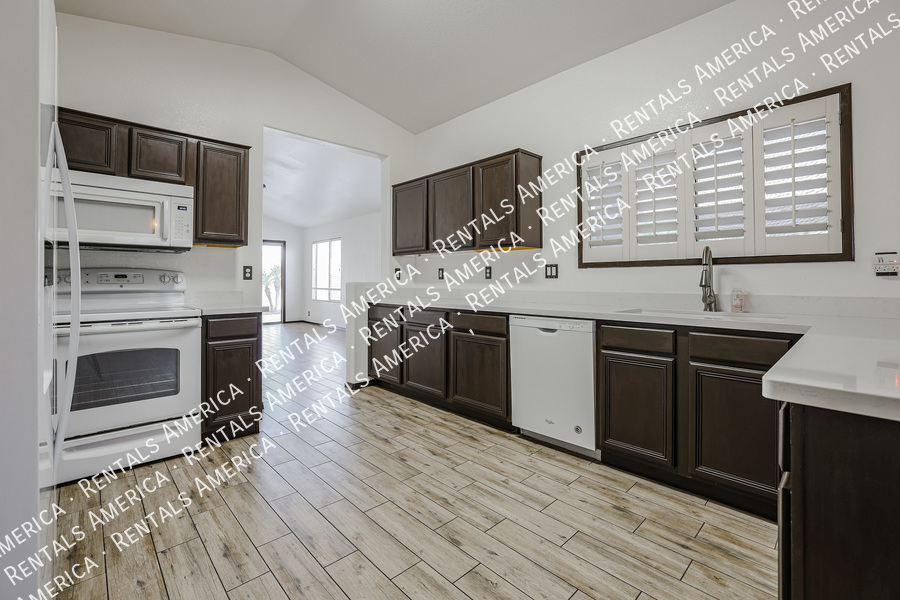 Building Photo - 9316 W Cinnabar Ave