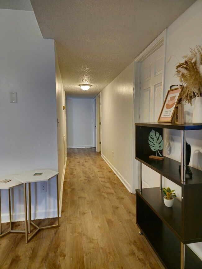 Building Photo - Gorgeous 4 bed 2 bath unit available soon!
