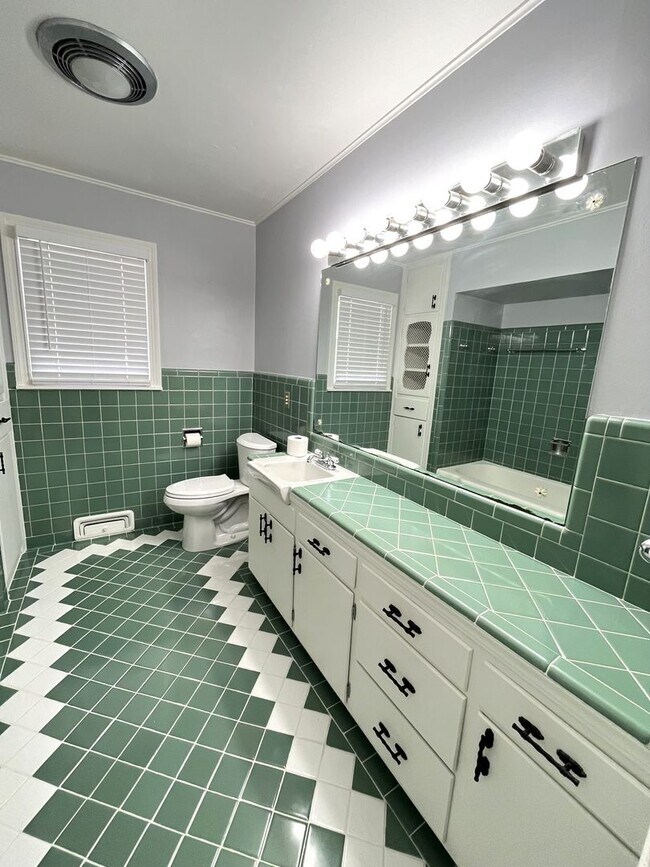 Building Photo - 2 Bed 1.5 Bath 1 Car Garage in the GRADY MUSGRAVE LAKESIDE Addition