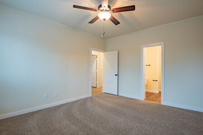 Building Photo - GORGEOUS 3 BEDROOM DUPLEX LOCATED IN MIDLO...