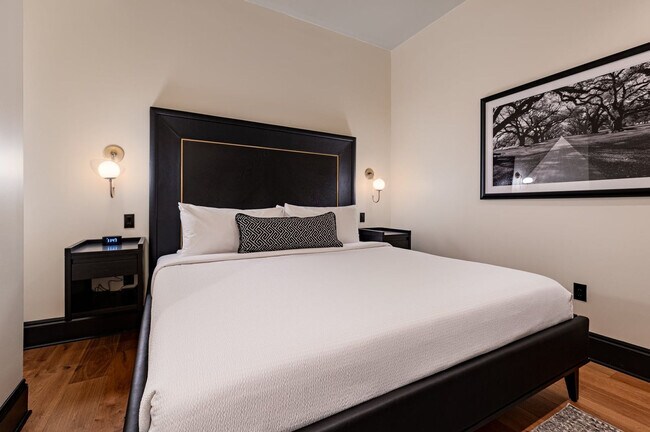 Building Photo - 1011 Canal St