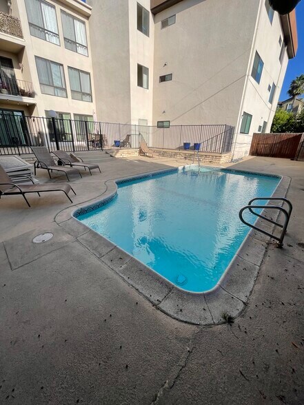 Building Photo - 2175 S Beverly Glen Blvd